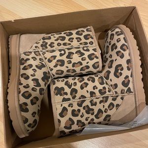 Never Worn Classic Short UGGs